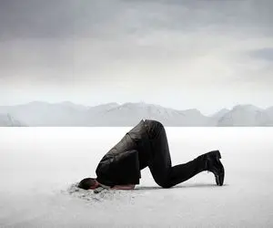 اگه مثبت‌اندیشی و نواقص رو نمی‌بینی احتمالاً در تله انکار افتادی و این ناتوانت میکنه