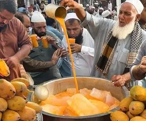 آبمیوه تشتی؛ پیرمرد ریش سفید بلند تو لگن آب انبه میده گوارا و مشتری داره هزارتا