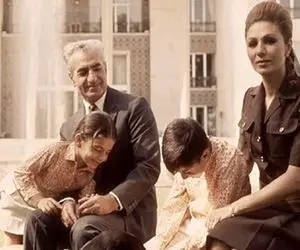 سفر به ایام قدیم سال 1342؛ شاه معزول و فرح پهلوی بین سگ های ژرمن هرکول