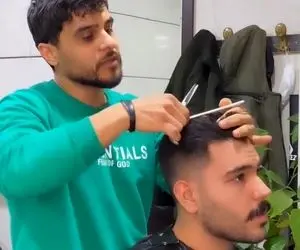 آواز شاد؛ آرایشگره داره مو کوتاه میکنه یدفعه دریا دریا میخونه مشتری هنگ کرد واسش