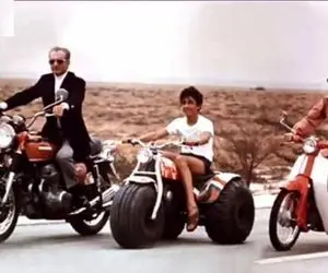 سفر به ایام قدیم سال 1342؛ موتور سواری فرح به تنهایی در مسافرت مجردی کیش