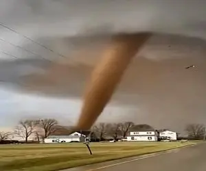 معماری طبیعت؛ گردباد عین دستگاه هم زن تیر و تخته ی خونه ها رو بلعید و میکس کرد