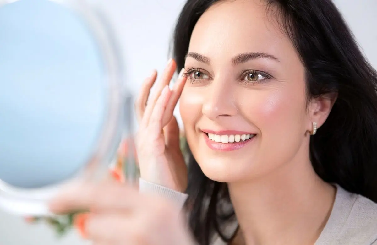 woman-doing-her-skin-care