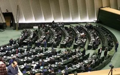 عکس جالب از میز یکی از نمایندگان در زمان رای‌گیری برای هیأت رییسه مجلس