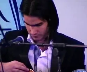 آواز نوستالژی؛ گیتار زدن فوق العاده احساسی محسن یگانه 20 سال پیش وقتی موهاش بلند بود