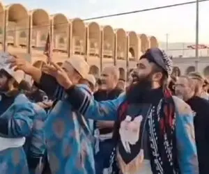  صحنه جگرسوز| عزاداری به سبک لرها در مصلی برای رهبر شهید
