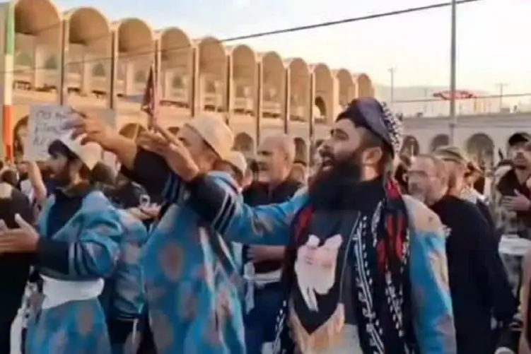  صحنه جگرسوز| عزاداری به سبک لرها در مصلی برای رهبر شهید