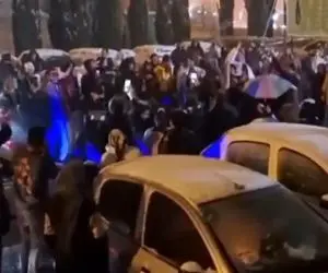 آواز شاد؛ پسرای باحال ریختن وسط خیابون تو برف اهنگ 70 روزه از تو خبر ندارم میخونن