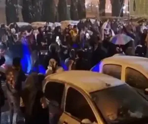 آواز شاد؛ پسرای باحال ریختن وسط خیابون تو برف اهنگ 70 روزه از تو خبر ندارم میخونن