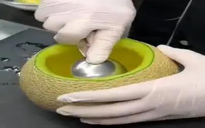 کافه بازی خونگی؛ داخل طالبی رو خالی میکنن کیک میوه ای توش درست میکنن خیلی راحته ببینی