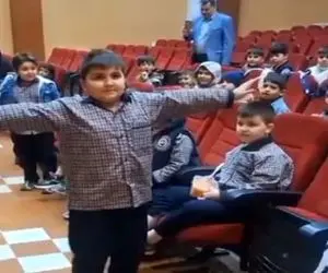 آواز شاد؛ پسر بچه تپلی با لباس مدرسه پاشد واسه معلما و بقیه با رقص آذری نمک ریخت