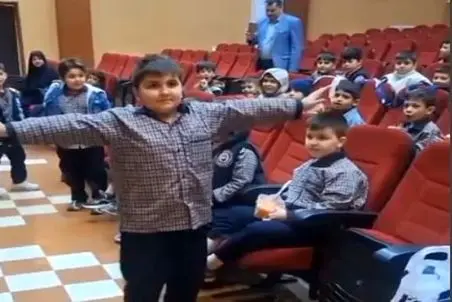 آواز شاد؛ پسر بچه تپلی با لباس مدرسه پاشد واسه معلما و بقیه با رقص آذری نمک ریخت