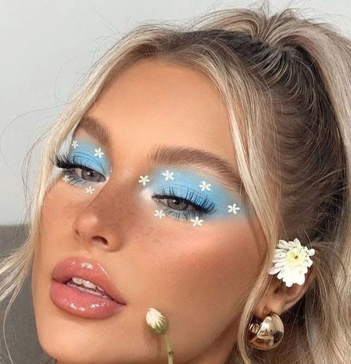مدل میکاپ با سایه چشم فانتزی
