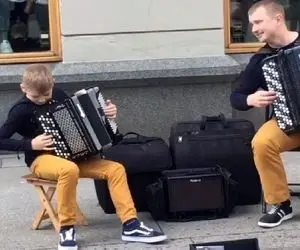 آواز خیابانی؛ ببینید پدر و پسری که ست پوشیدن چه باحال آهنگ خارجی میزنن فقط ذوق بچه