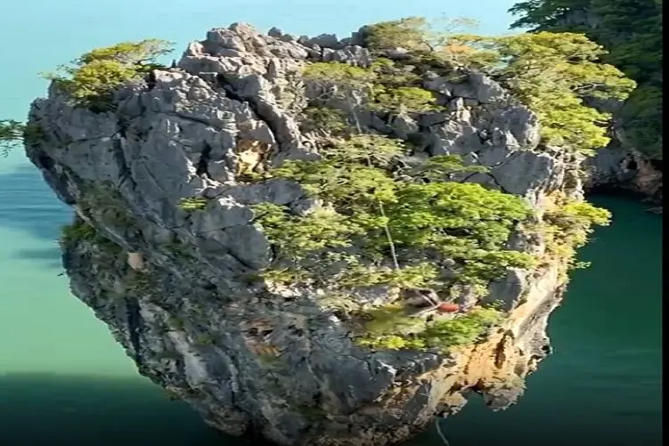معماری خلاقانه؛ رو صخره یه خونه دوبلکس با استخر و جکوزی ساختن فقط حمل تجهیزاتو ببین