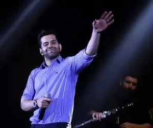 آواز احساسی؛ رضا بهرام اومد آهنگ گل عشق رو بخونه تا شروع کرد حکل سالن باهاش خوندن