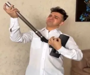 آواز محلی؛ دابسمش ترکی با دسته ی جاروبرقی به تکون تکون میندازتتون