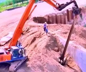 ابزارآلات غول پیکر؛ بیل مکانیکی زیرش خالی میشه اپراتور با بیل تعادلشو حفظ میکنه