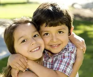 آواز احساسی؛ پسر بچه خوش صدا جوری واسه خواهرش خوند که بشنوی دلت داداش میخواد