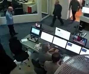 پشت صحنه صداوسیما؛ لحظه حمله رژیم صهیونیستی به شبکه خبر از قاب دوربین های مدار بسته