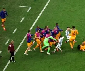 (عکس) یک خودکار علت دعوای بازیکنان آرژانتین و هلند!