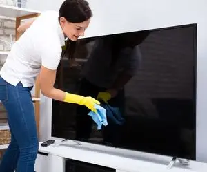 ترفندهای خانه داری؛ نکات مهم پاک کردن صفحه نمایش تلویزیون