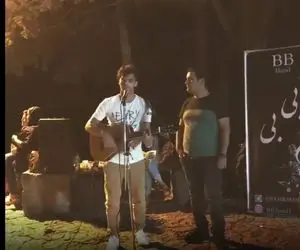 آواز خیابانی؛ ببینید گروه بی بی بند چه ریتمیک آهنگ بیا کنارم سروناز بی تاب رو میخونن