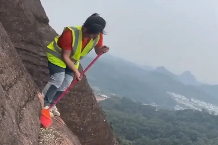 معماری طبیعت؛ زن در شیب 120درجه روی کوه کج ایستاده آن را جارو میکند