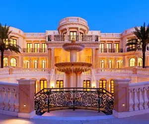 خانه‌های لوکس؛ خونه که نگم عمارته هم سالن سینما داره هم باشگاه و استخر