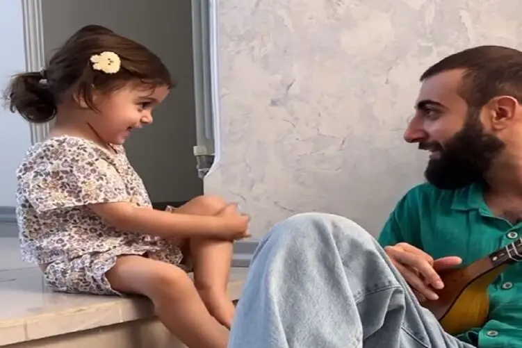 نتیجه تلاش های دایی برای خواننده کردن خواهرزاده اش دیدنی است/ دختر بلا چه خوب میخواند
