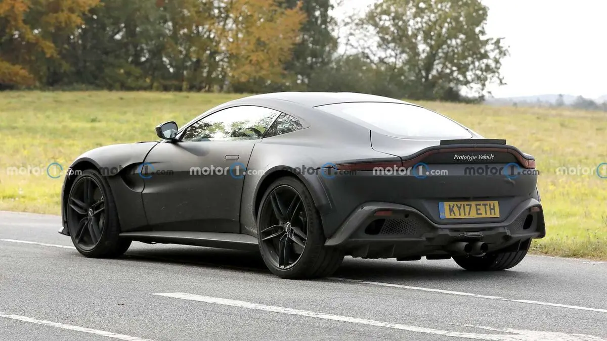 new-aston-martin-v12-vantage-rs-spy-shots (5)