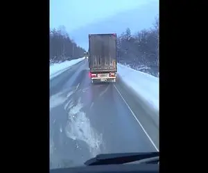 دست فرمون مشتی؛ کامیون تو جاده برفی قِر و قمیش میومد راننده خیلی حرفه ای نگهش داشت