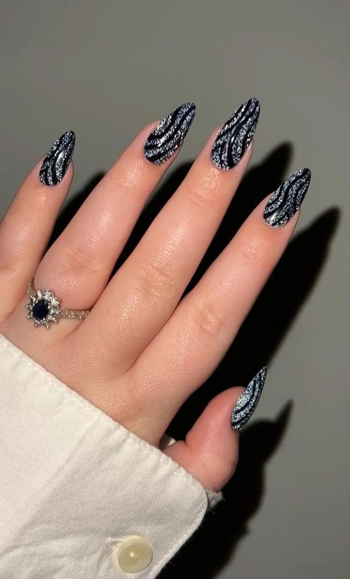 black-nail-model-for-girls-11