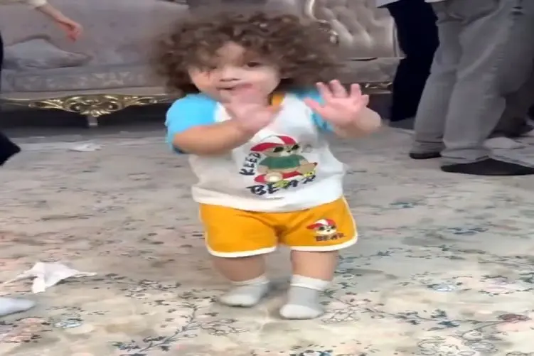 آواز شاد؛ بعد از دیدن حرکات این بچه آمار فرزندآوری تو ایران بالا رفت