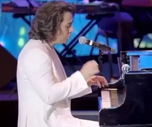 آواز شاد؛ کمتر خواننده میتونه انقد تمیز بخونه و انقدرم خوشگل پیانو بزنه صداش پر قوعه