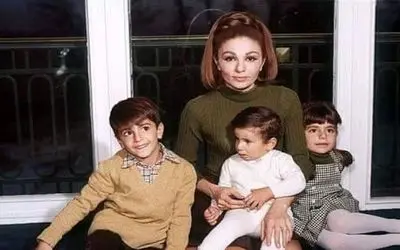 سفر به ایام قدیم؛ رضا پهلوی در حال کولی گرفتن از فرح دیبا هن هن کنان