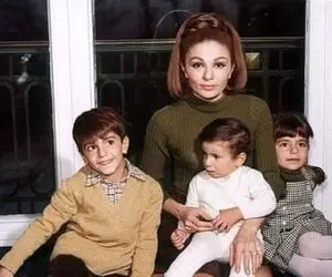 سفر به ایام قدیم؛ رضا پهلوی در حال کولی گرفتن از فرح دیبا هن هن کنان