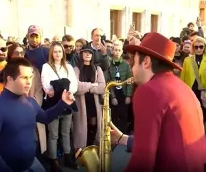 آواز خیابانی؛ پسر بچه سندرمی با آهنگ ساکسیفون زن چه رقصی میره بین این همه ملت 