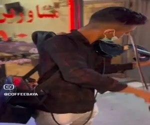 آواز خیابانی؛ پسره چنان پرطرفدار ساز زد که مغازه دارا ریختن سرش بهش پول بدن