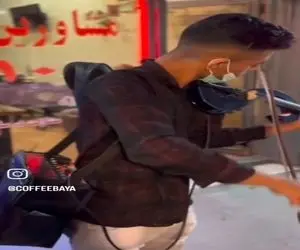 آواز خیابانی؛ پسره چنان پرطرفدار ساز زد که مغازه دارا ریختن سرش بهش پول بدن