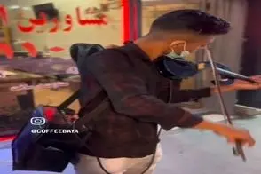 آواز خیابانی؛ پسره چنان پرطرفدار ساز زد که مغازه دارا ریختن سرش بهش پول بدن