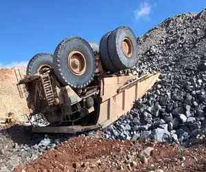 ابزارآلات غول پیکر؛ بیل مکانیکی غول پیکر از شدت صدای انفجار ترسید چپ شد