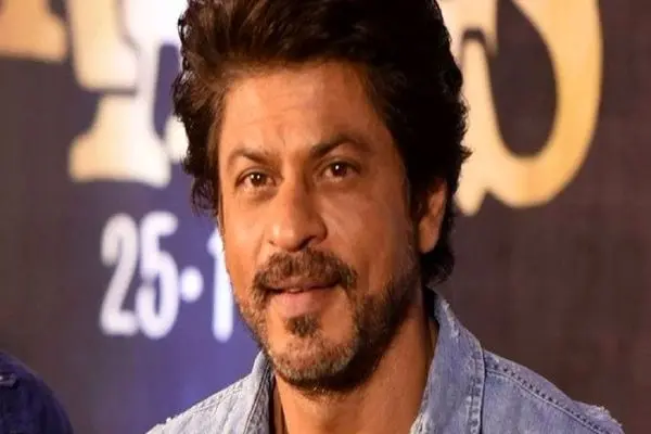 سفر به ایام قدیم/ عکس باورنکردنی از چهره جوون شاهرخ خان تو سخنرانی سال 1382