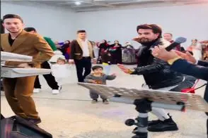 آواز شاد؛ آقاهه با چنان مهارتی رقص گردن میره همه ذوقین فقط بچش که تو مخیلش گنج نمیکنه