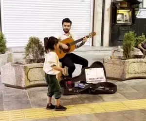 آواز محلی؛ دختره مو دم اسبی واسه خواننده خیابونی که لری بنوار سیل ازنم میخونه میرقصه