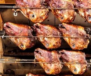 کله پاچه ؛ تو استانبول کله گوسفند رو عین مرغ بریون می کنن و سوخاری براتون سرو می کنن