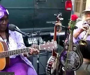 آواز خیابانی؛ آواز خوندن پیرمرد خوشتیپ ریش سفید با زن آفریقایی 