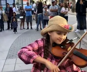 مطربی خیابانی؛ ببینید این دختر با ساز زدن محشرش چجور جماعتی رو دور خودش جمع کرده