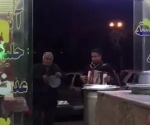 آواز خیابانی؛ ببینید پیرمرد شنگول آهنگ خوانان اومد تو کله پزی اونم با کفتر کاکل به سر