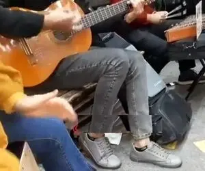 آواز خیابانی؛ ببینید این بند آهنگ قصر صدف رو چه خفن اجرا میکنن ملت مثل مور وملخ ریختن